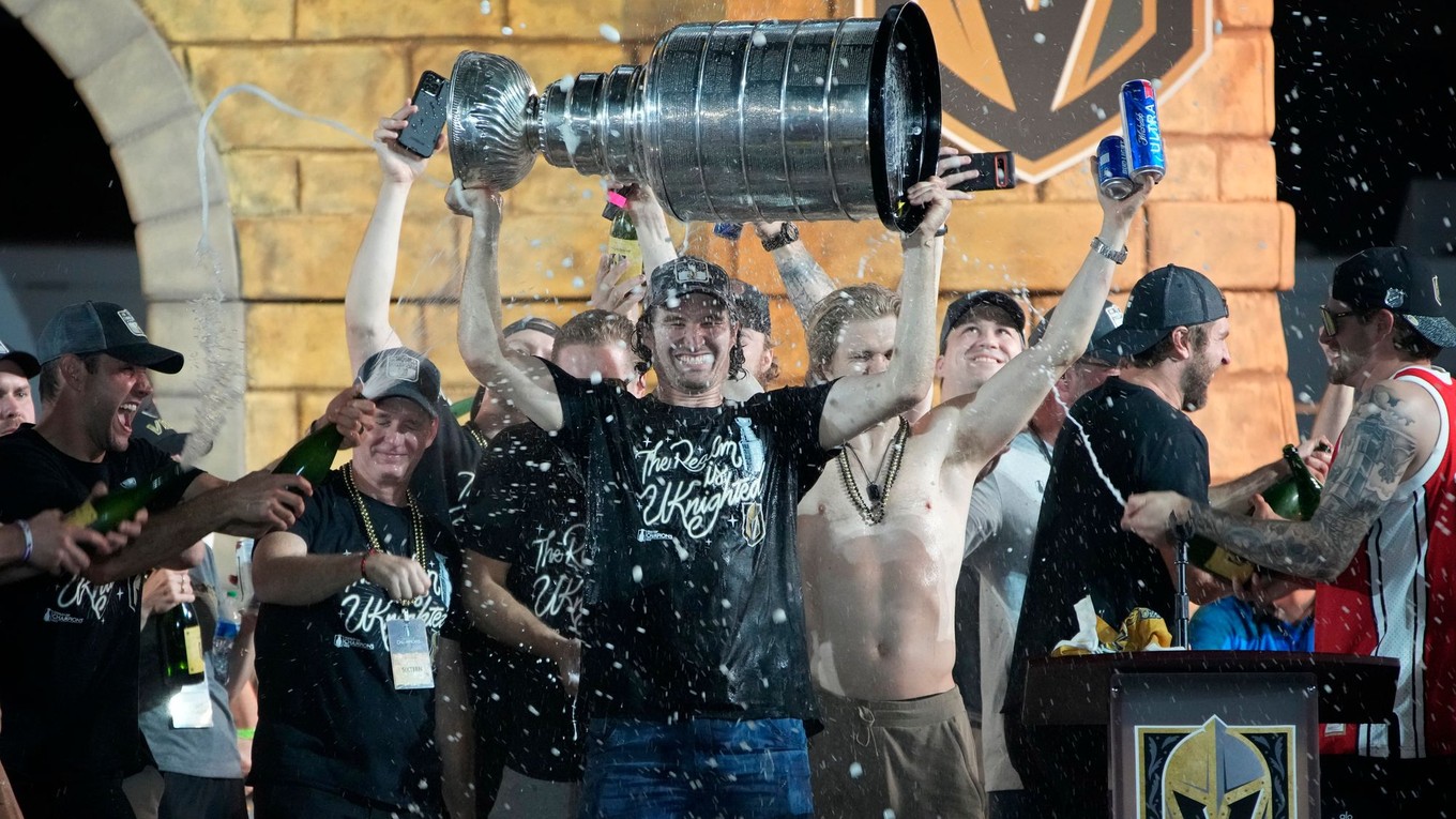 Kapitán tímu Vegas Golden Knights Mark Stone pri oslavách zisku Stanley Cupu.