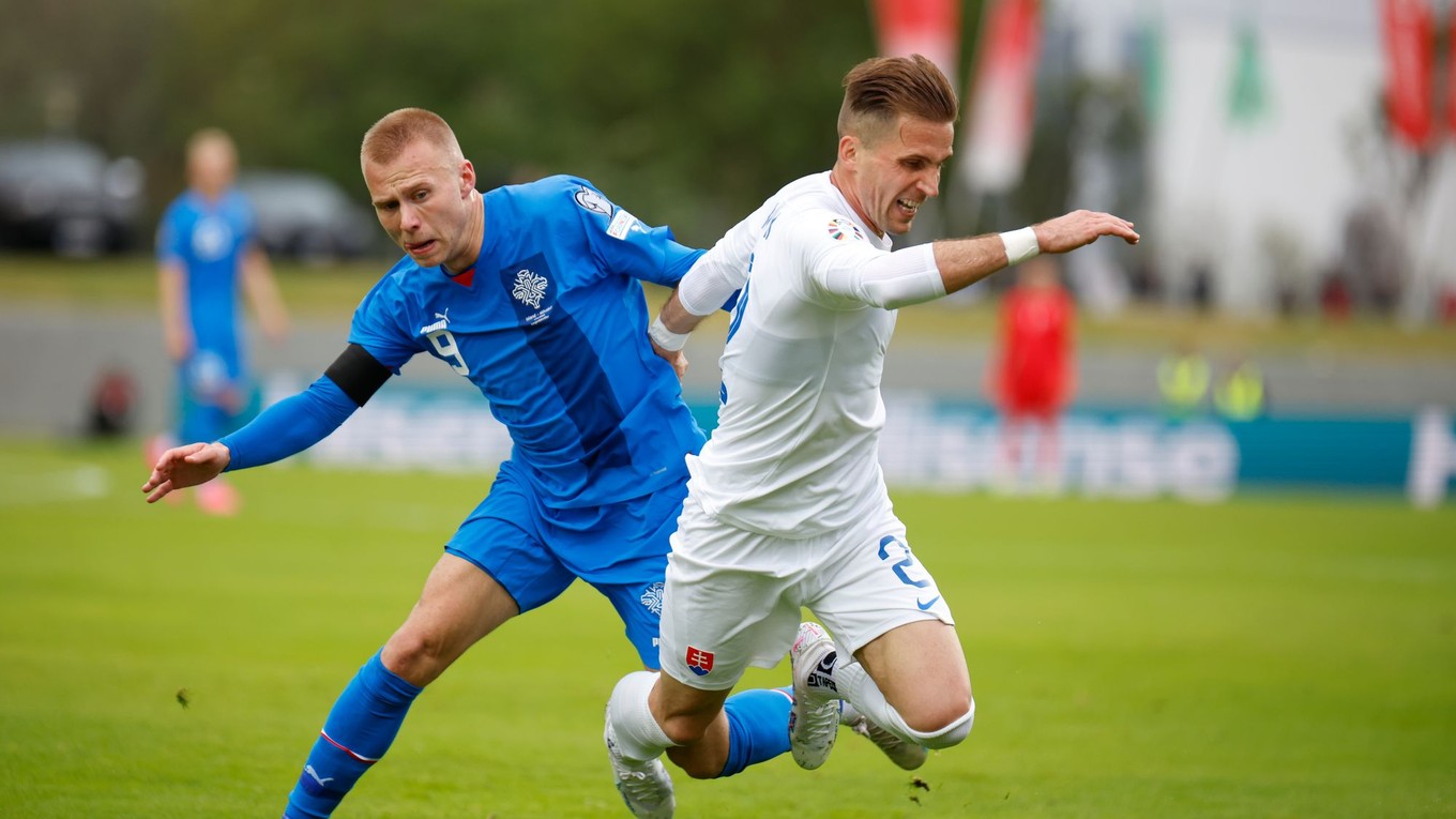 Jon Dagur Porsteinsson (vľavo) a Peter Pekarík v zápase Island - Slovensko v kvalifikácii EURO 2024.