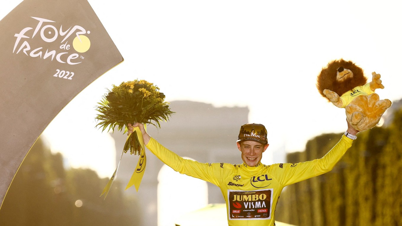 Jonas Vingegaard oslavuje triumf na Tour de France 2022. 