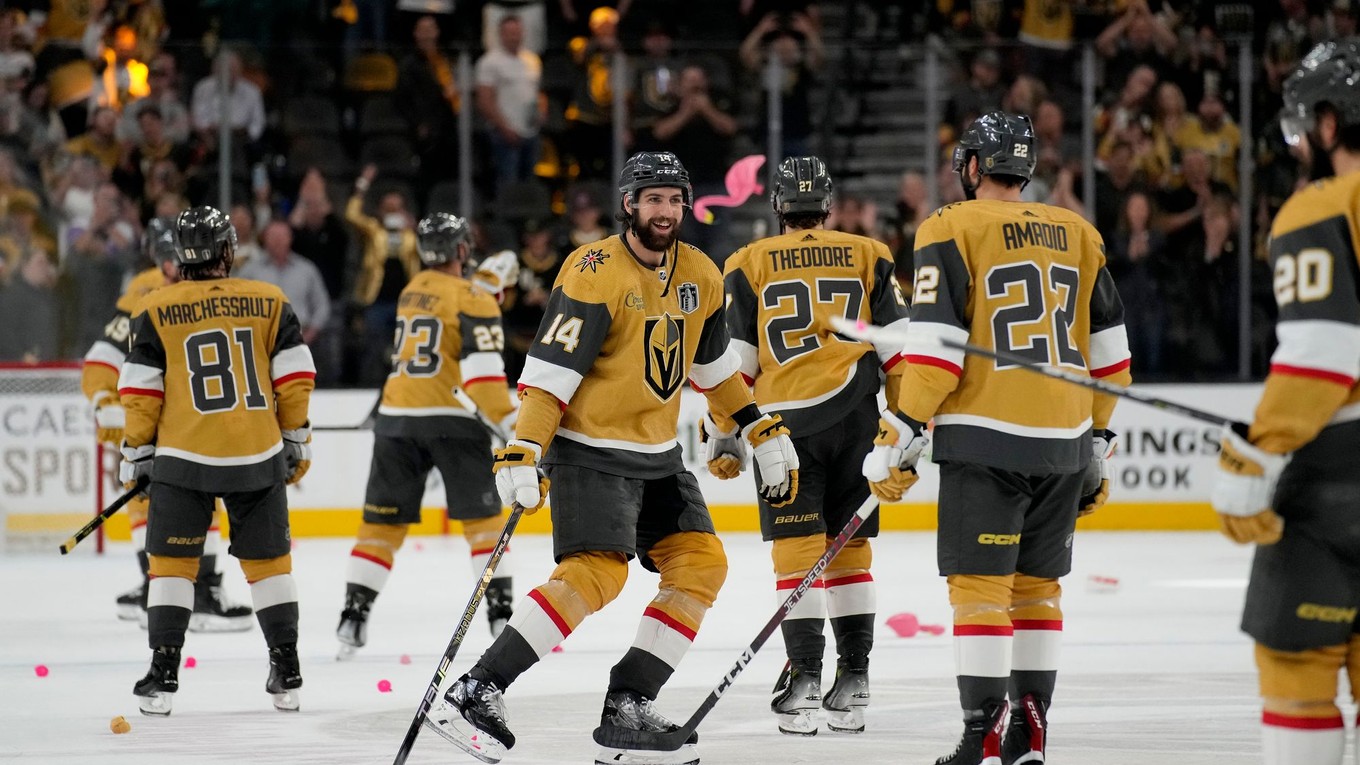 Hokejisti Vegas Golden Knights oslavujú víťazstvo v druhom zápase finále play-off NHL. 