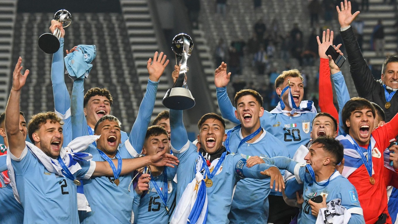 Hráči Uruguaju oslavujú titul na MS vo futbale do 20 rokov 2023.