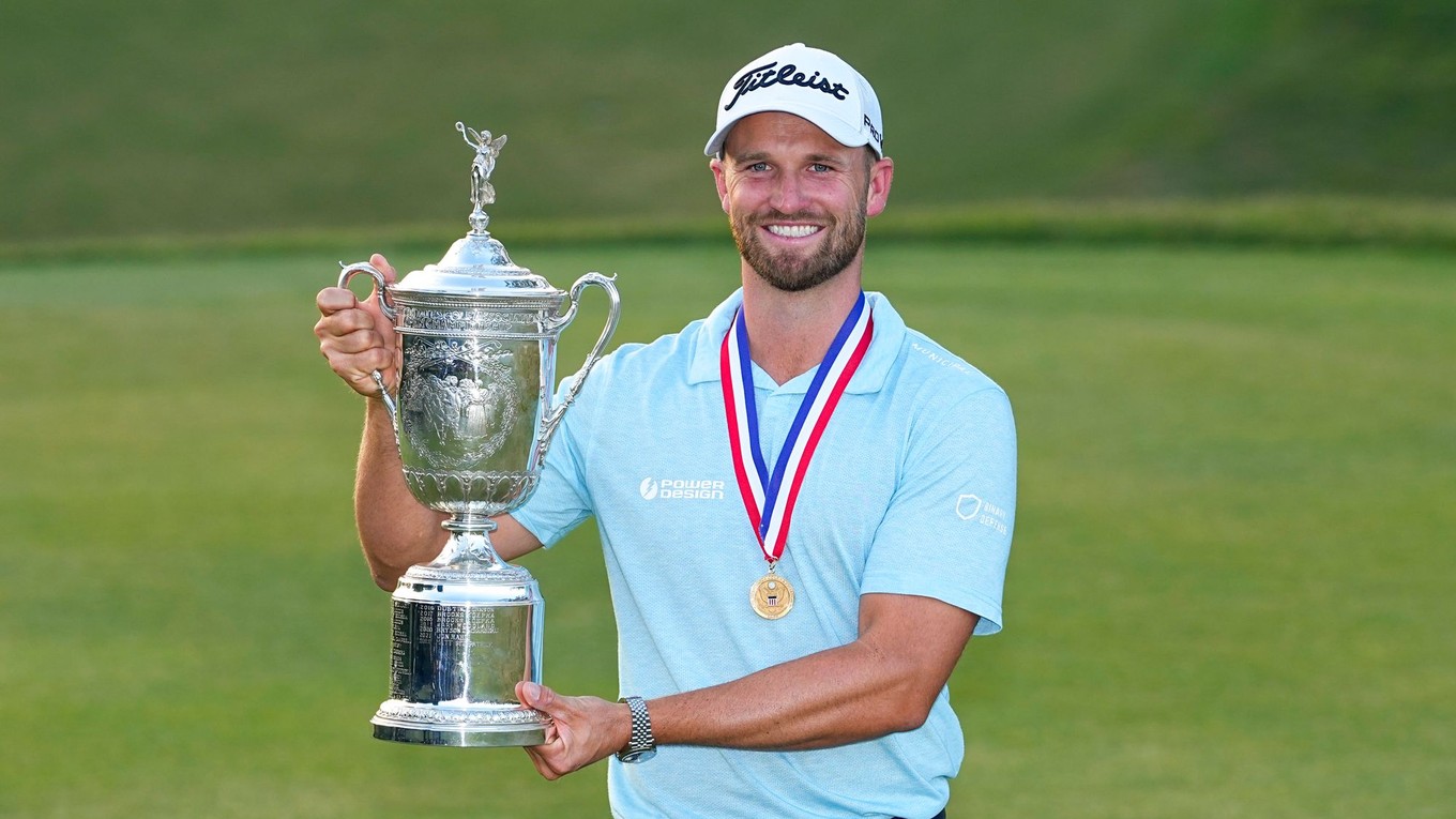 Wyndham Clark pózuje s trofejou.