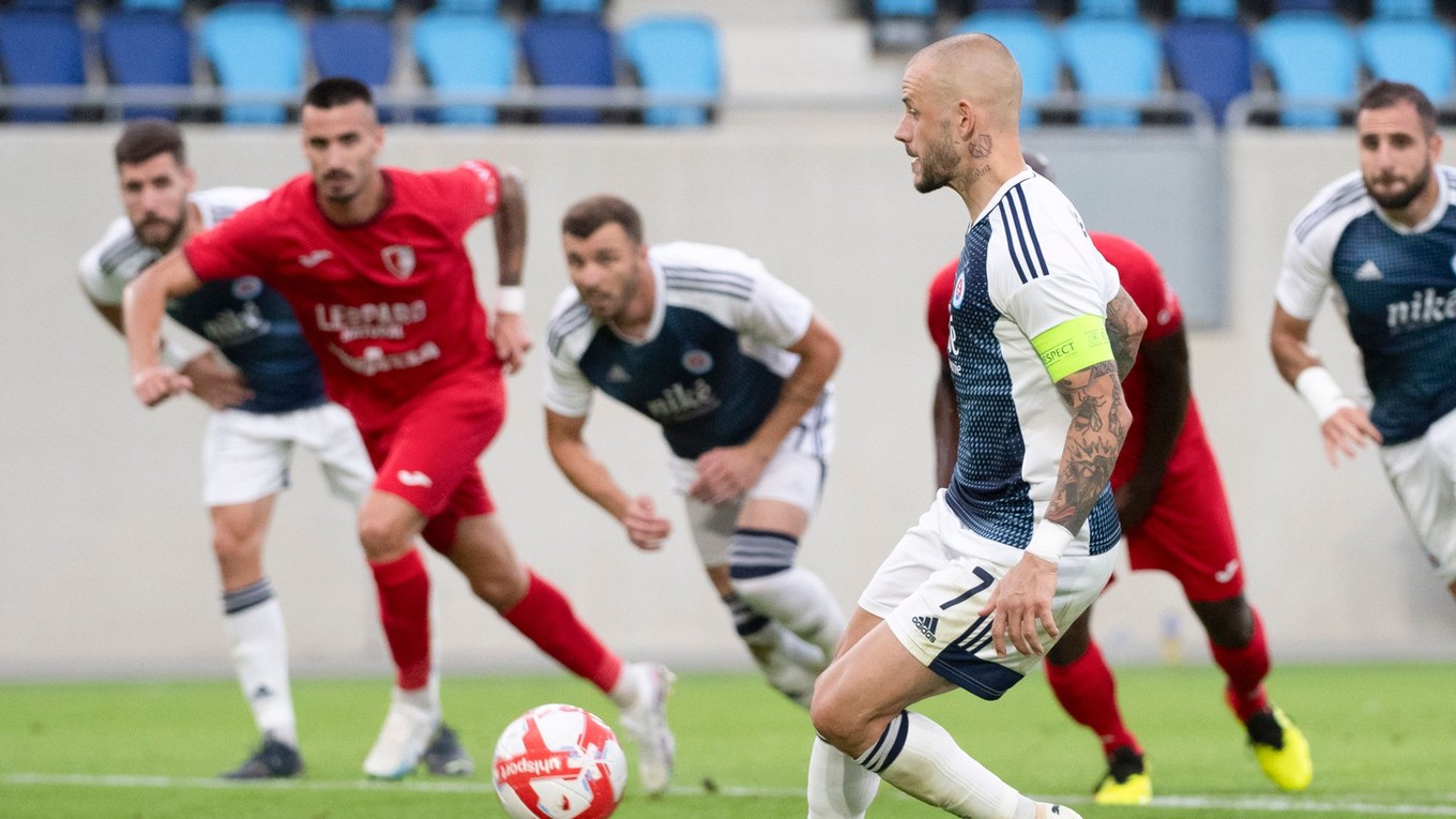 Vladimír Weiss ml. strieľa panenkovský gól z penalty v odvetnom zápase 1. predkola Ligy majstrov FC Swift Hesper - ŠK Slovan Bratislava.