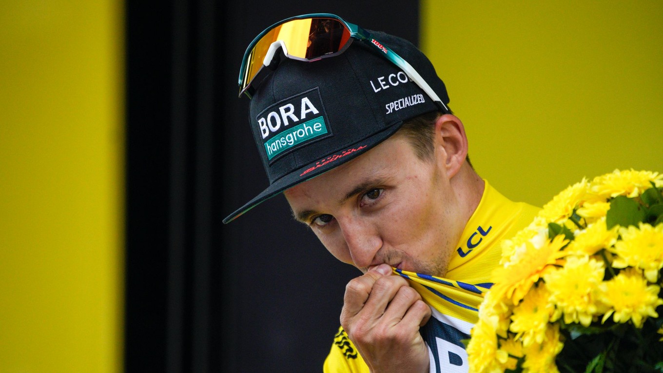 Austrálsky cyklista Jai Hindley v žltom drese pre lídra Tour de France. 