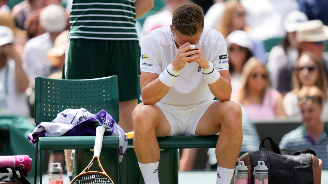 Zranený český tenista Jiří Lehečka v osemfinále Wimbledonu 2023.