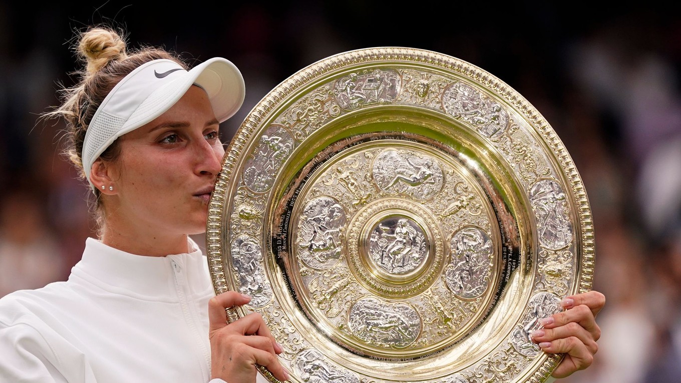 Markéta Vondroušová pózuje s trofejou pre víťazku Wimbledonu.