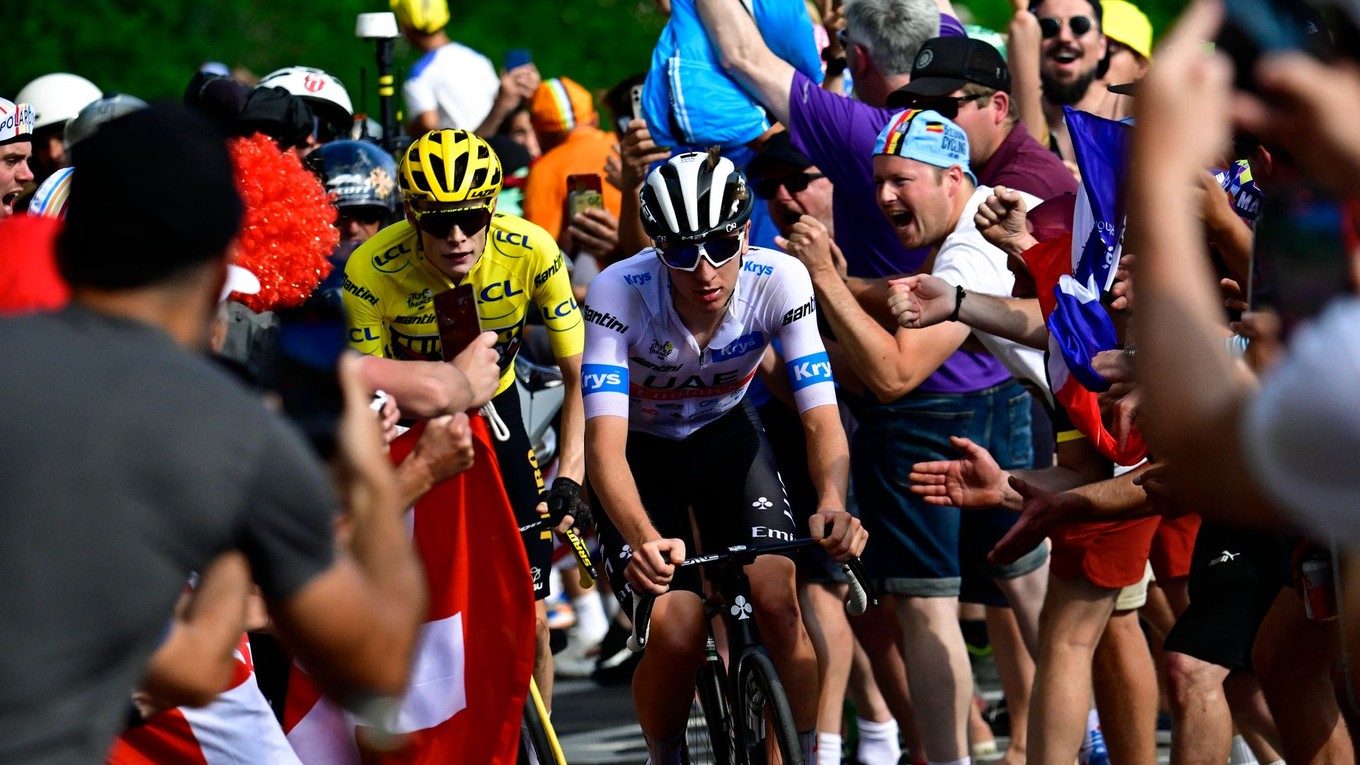 Tadej Pogačar a Jonas Vingegaard v obkľúčení divákov na Tour de France 2023. 