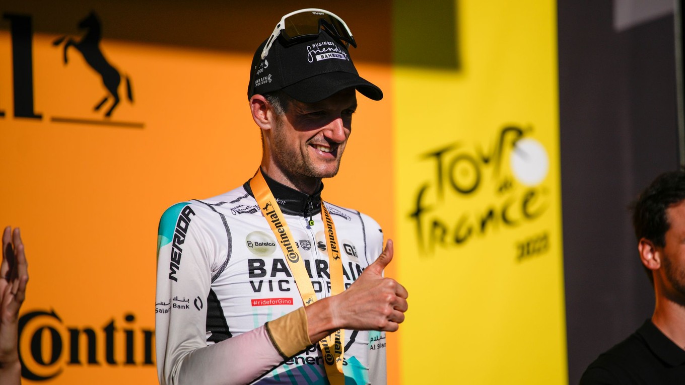 Holandský cyklista Wout Poels oslavuje víťazstvo na Tour de France 2023. 