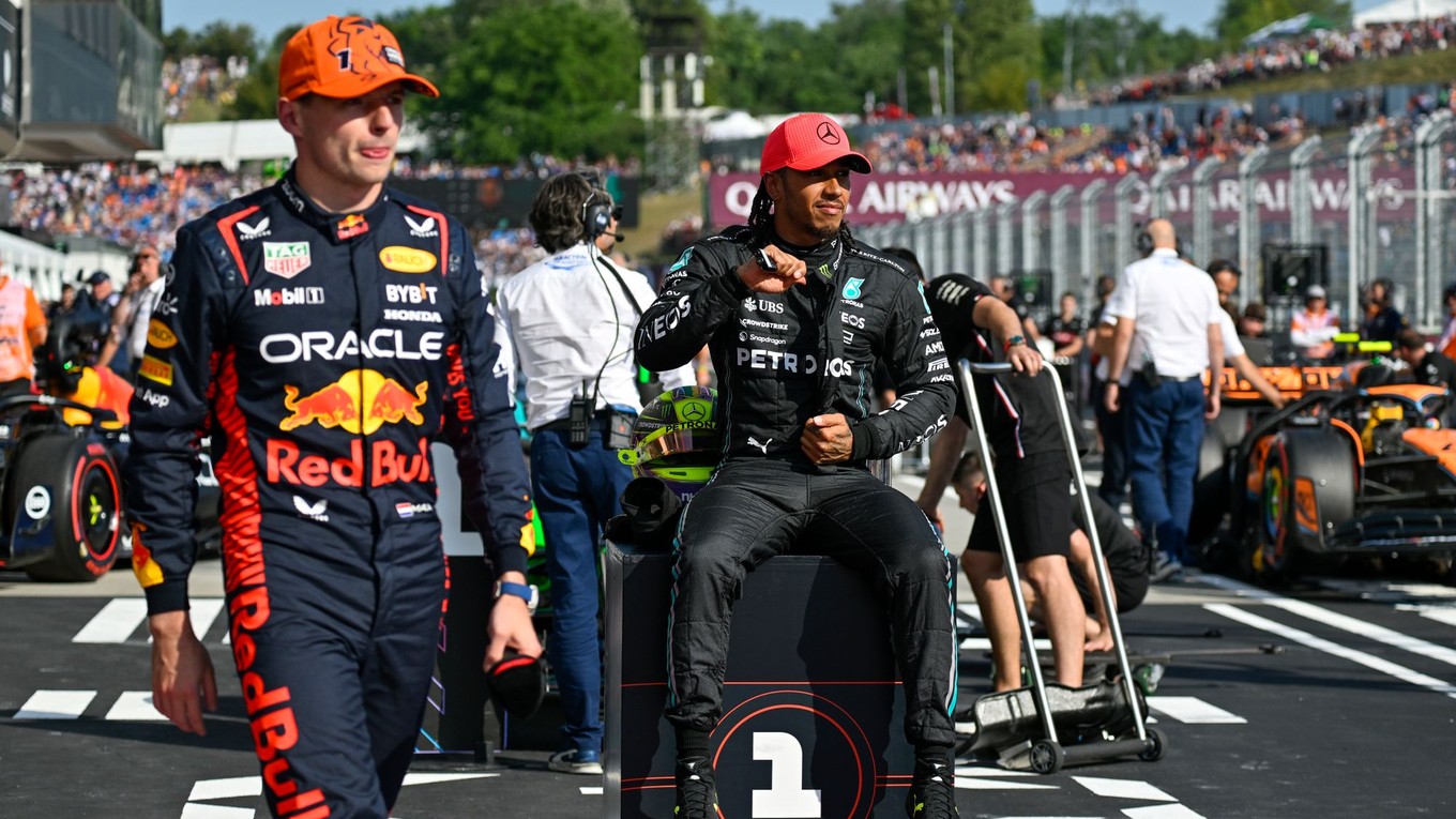 Max Verstappen (vľavo) a Lewis Hamilton po kvalifikácii na Veľkú cenu Maďarska 2023.