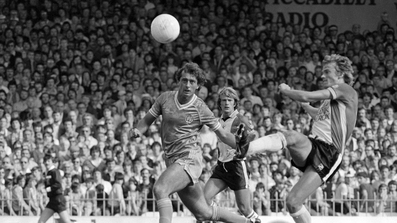 Anglický futbalista Trevor Francis (vpravo) na snímke z roku 1981.
