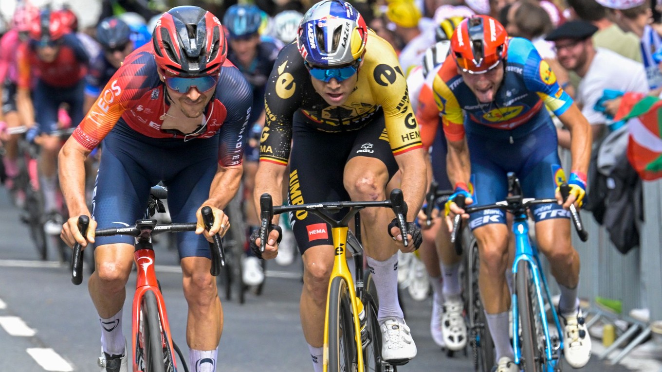 Belgičan Wout van Aert (v žltom) reaguje na útok Thomasa Pidcocka na Tour de France 2023.