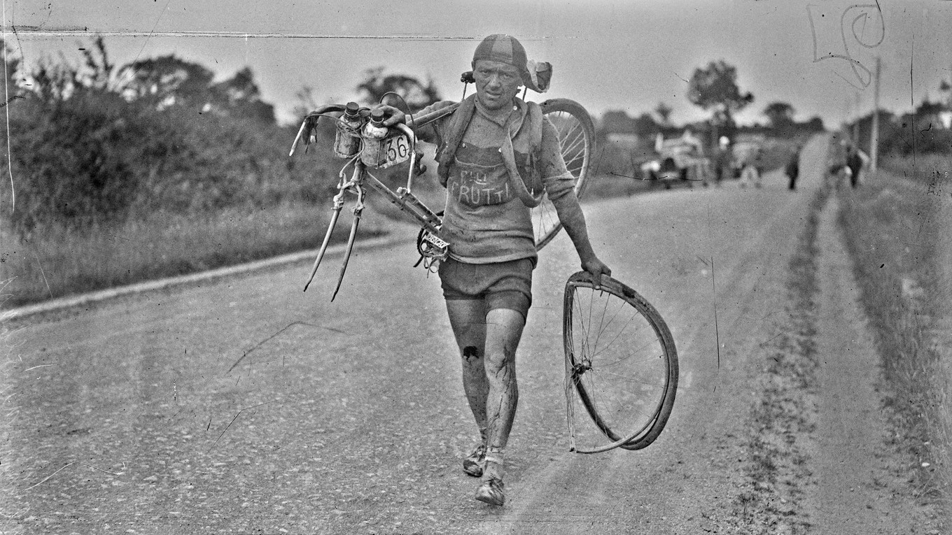 Talian Giusto Cerutti musel v 7. etape Tour de France 1928 svoj bicykel niesť a neskôr si ho sám opraviť. Pravidlá totiž cudziu pomoc pretekárom zakazovali.
