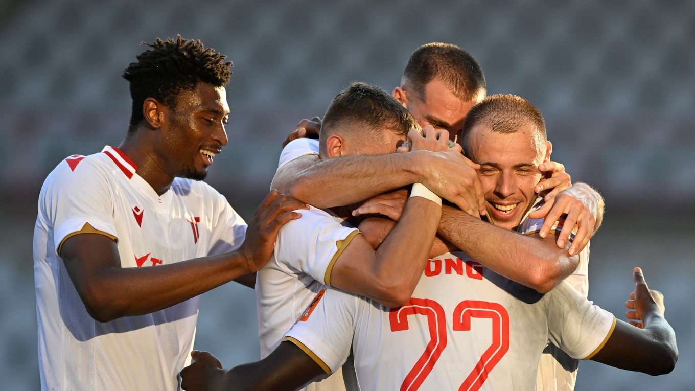 Futbalisti AS Trenčín sa tešia po strelenom góle.