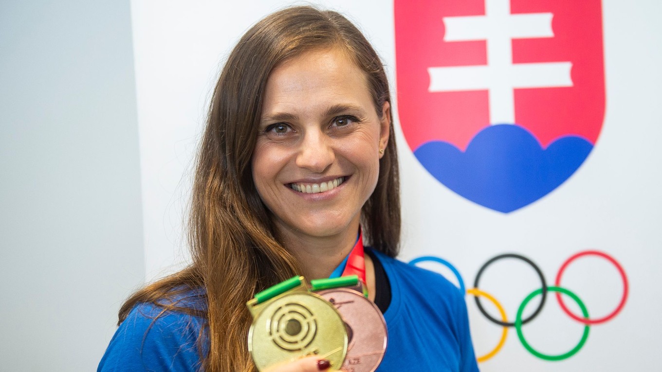 Danka Barteková pózuje so zlatou medailou a bronzovou medailou z MS v Baku 2023.