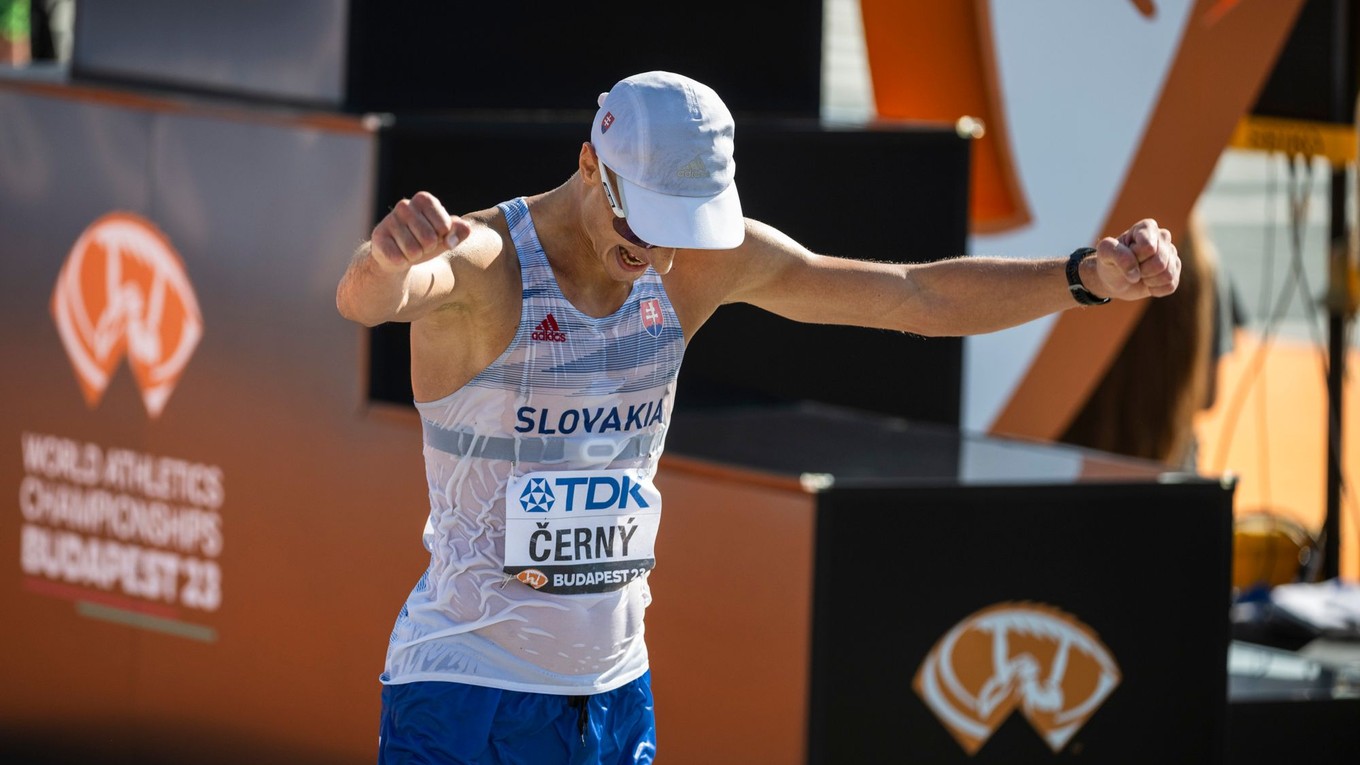 Slovenský chodec Dominik Černý v cieli na MS v atletike 2023.