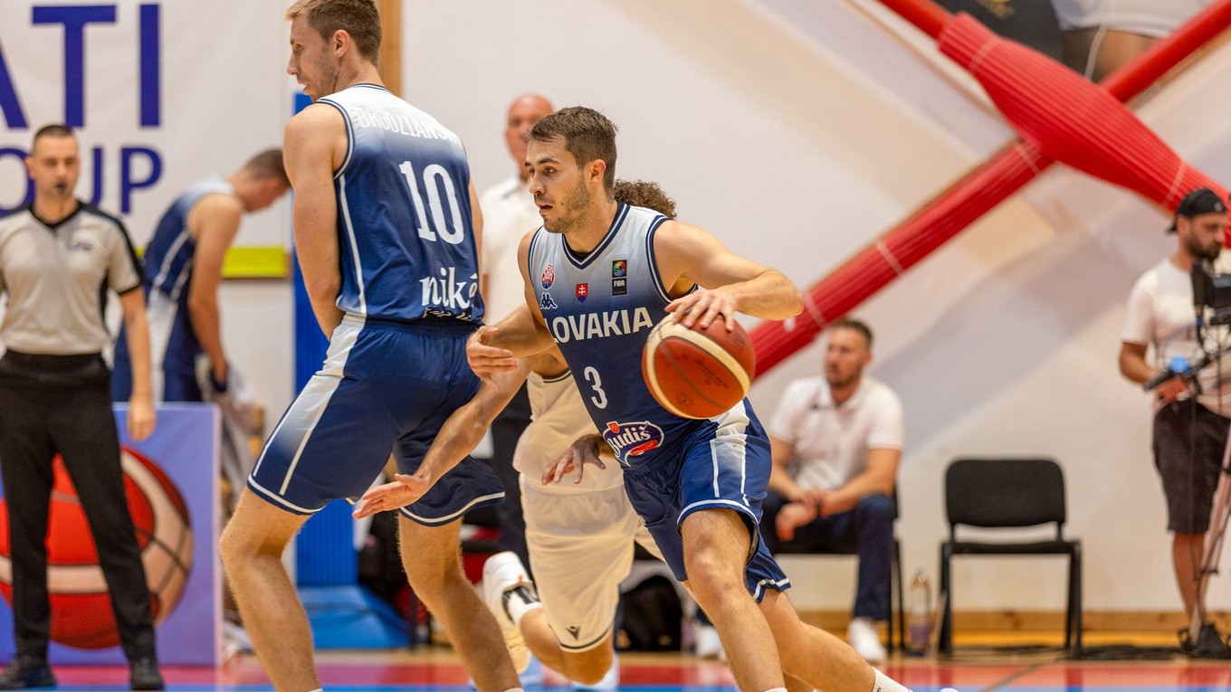 Na snímke dribluje slovenský basketbalista Matej Majerčák.