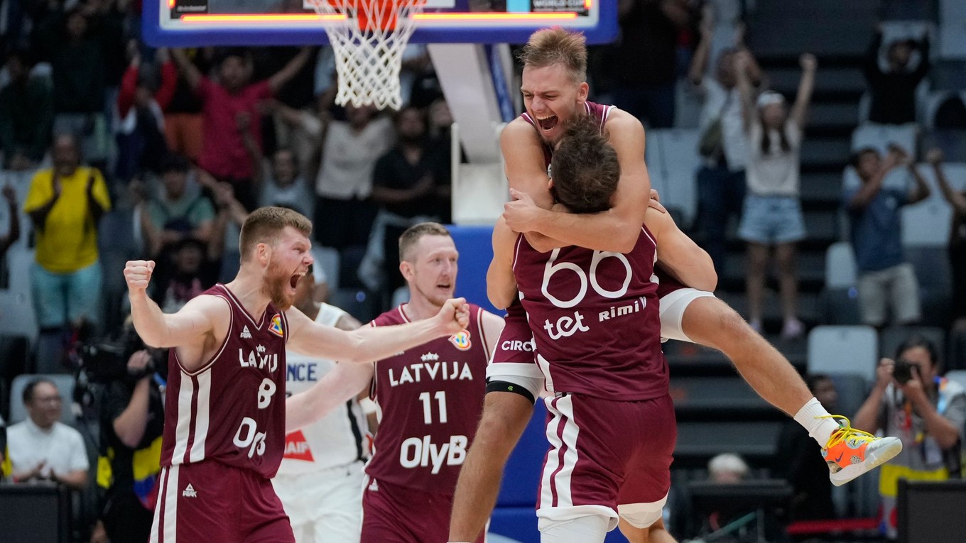 Lotyšskí reprezentanti sa tešia po triumfe nad Francúzskom na MS v basketbale 2023.