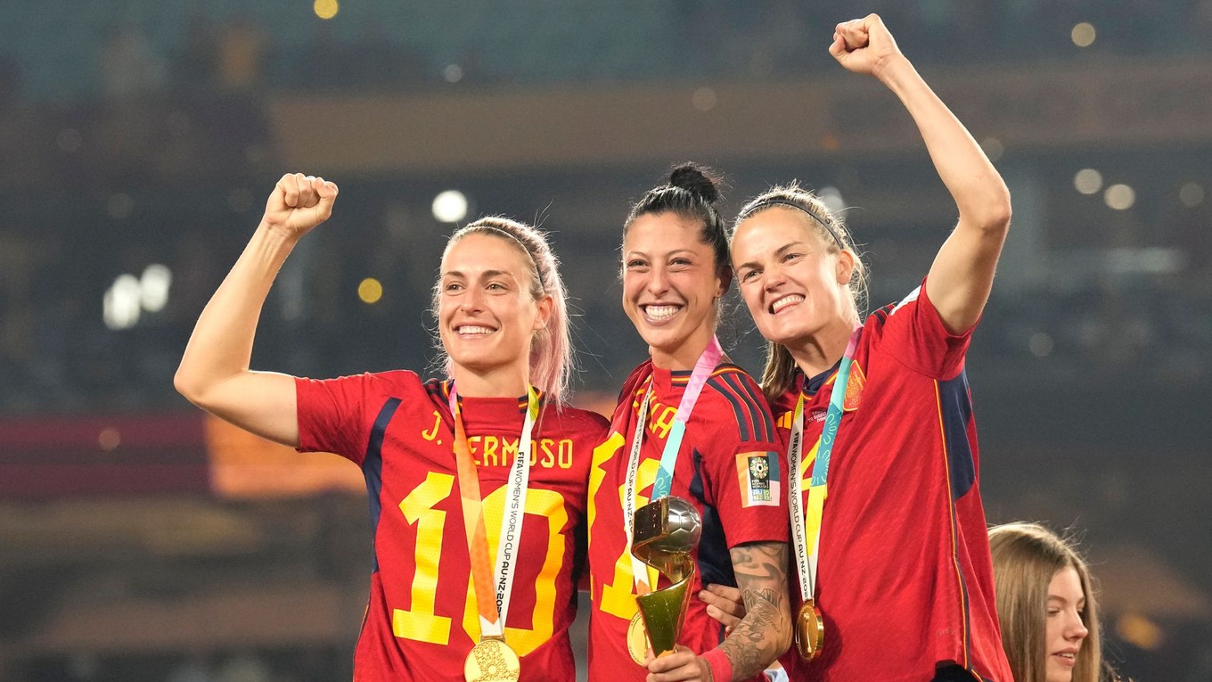 Zľava Alexia Putellas, Jennifer Hermosová and Irene Paredesová s trofejou po triumfe na MS vo futbale žien 2023.