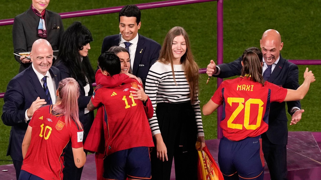 Španielske futbalistky pri preberaní cien na MS 2023.