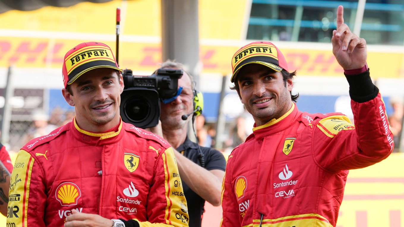 Piloti Ferrari Charles Leclerc a Carlos Sainz na okruhu v Monze.