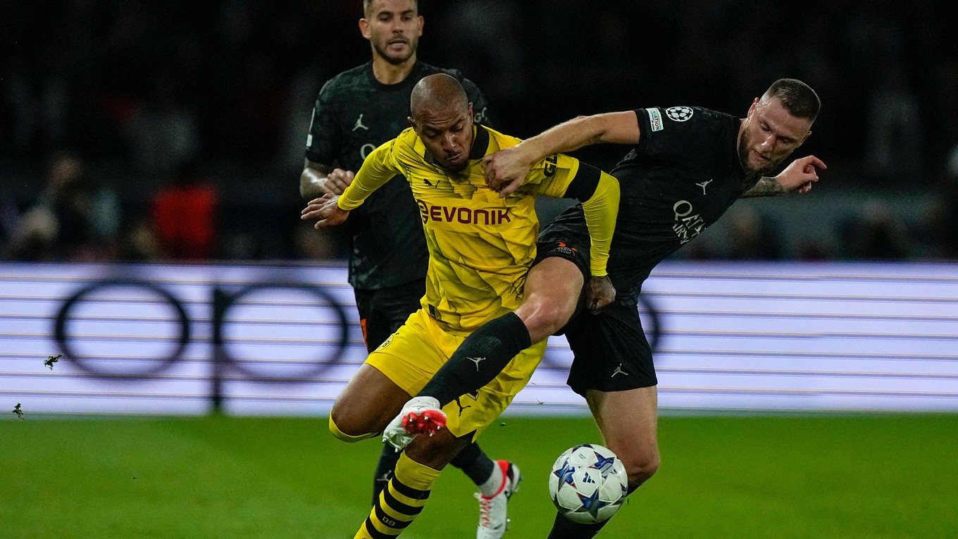 Donyell Malen a Milan Škriniar v zápase Paríž St. Germain - Borussia Dortmund.