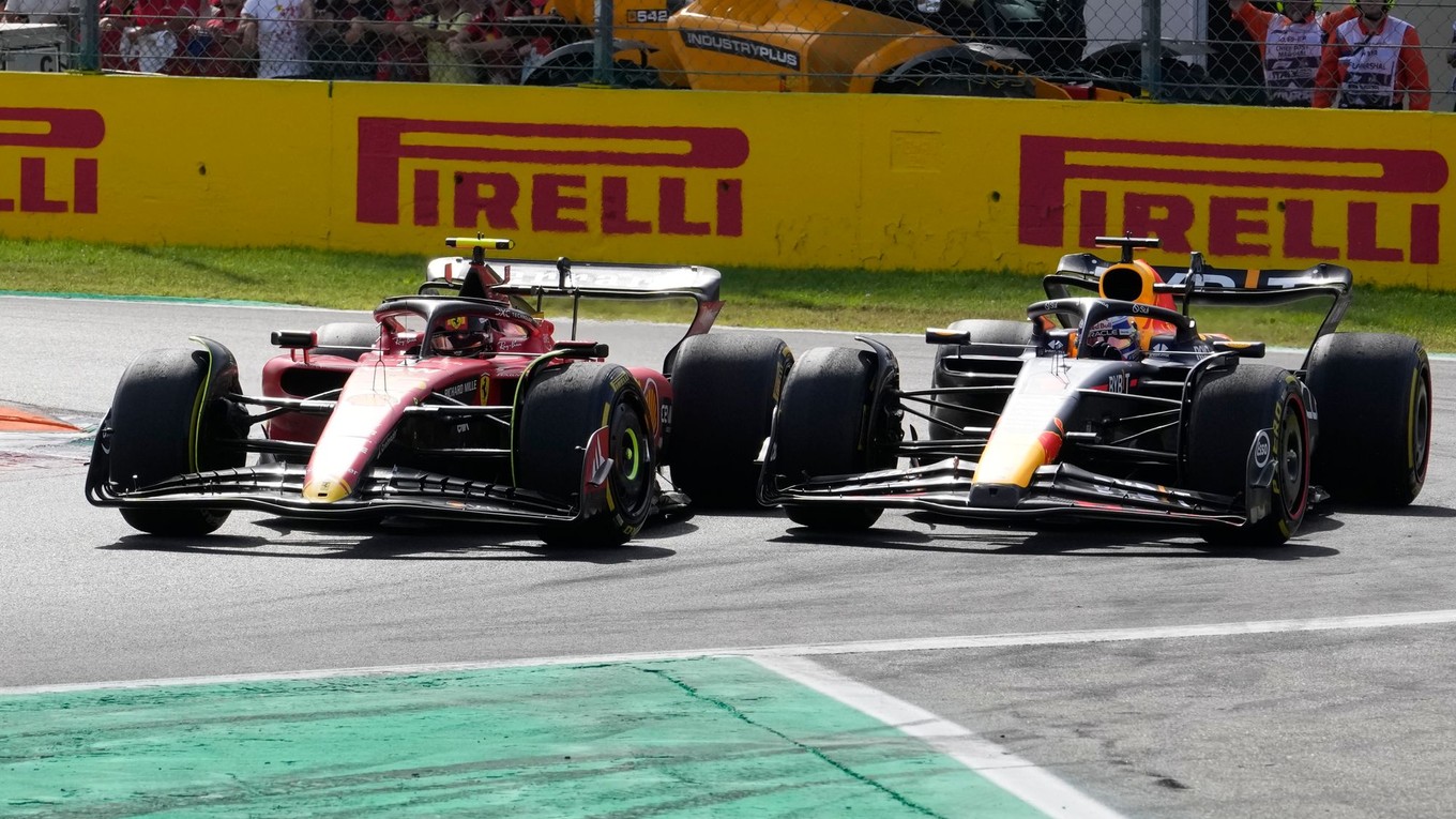 Carlos Sainz na Ferrari (vľavo) a Max Verstappen na Red Bulle počas Veľkej ceny Talianska 2023.