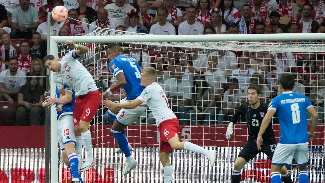 Robert Lewandowski (vľavo) v súboji proti obrancom Faerských ostrovov.