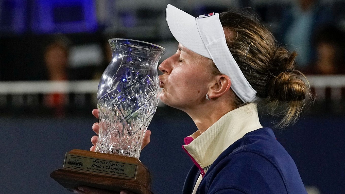 Barbora Krejčíková s trofejou pre víťazku turnaja WTA v San Diegu.