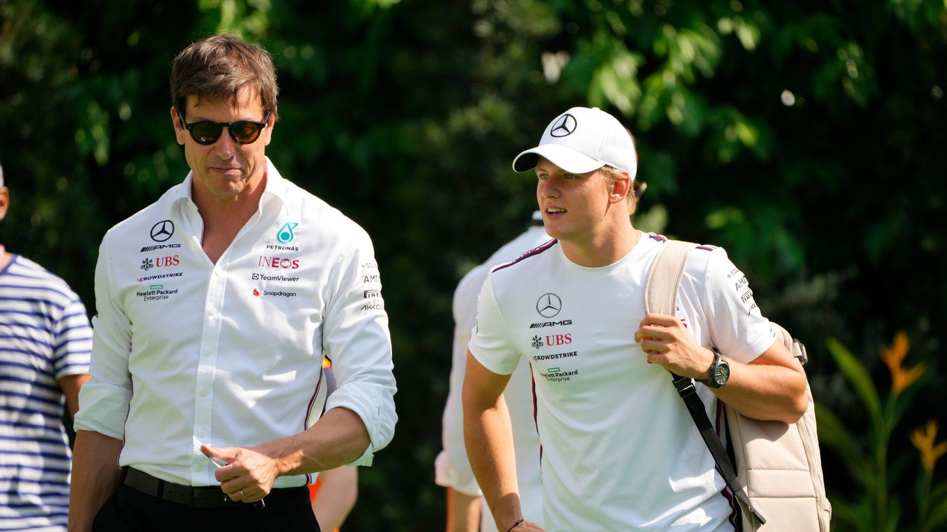 Na snímke sú šéf Mercedesu Toto Wolff (vľavo) a Mick Schumacher.