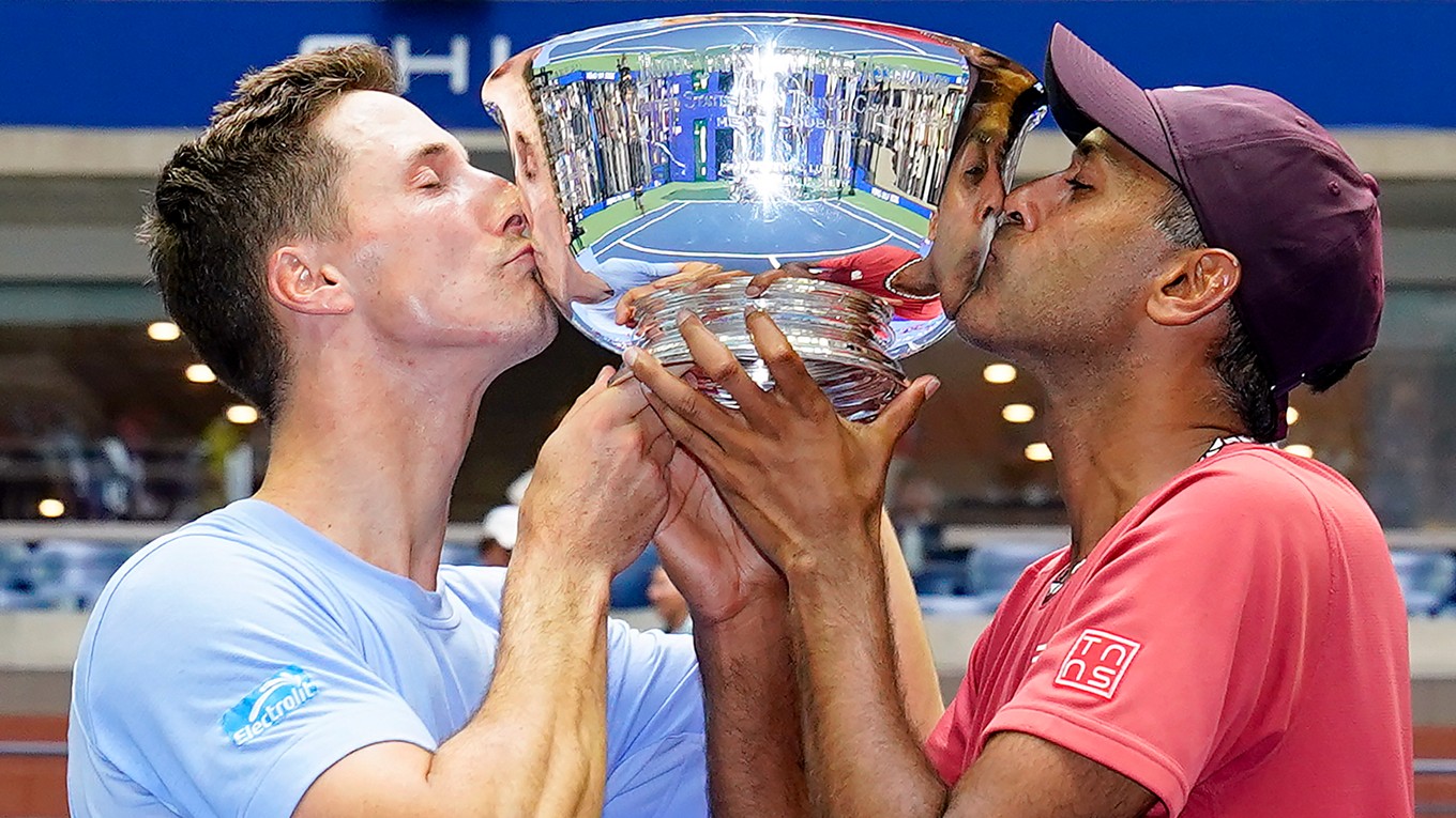 Joe Salisbury (vľavo) a Rajeev Ram vyhrali štvorhru na US Open 2023.