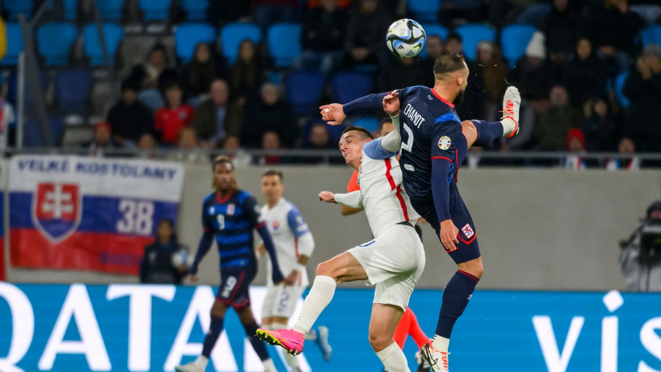 Róbert Polievka (vľavo) a Maxime Chanot v zápase Luxembursko - Slovensko v kvalifikácii EURO 2024.