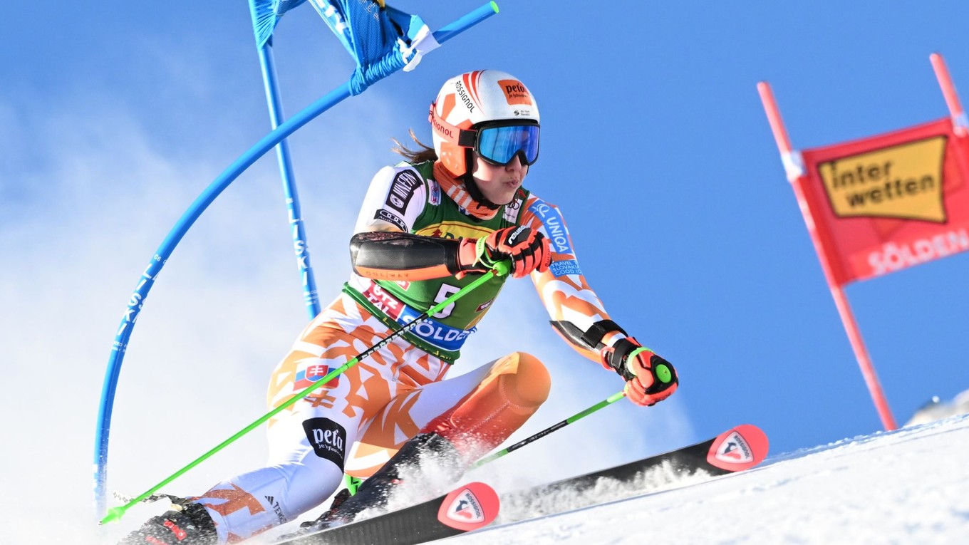 Petra Vlhová na trati prvého kola obrovského slalomu v Söldene.