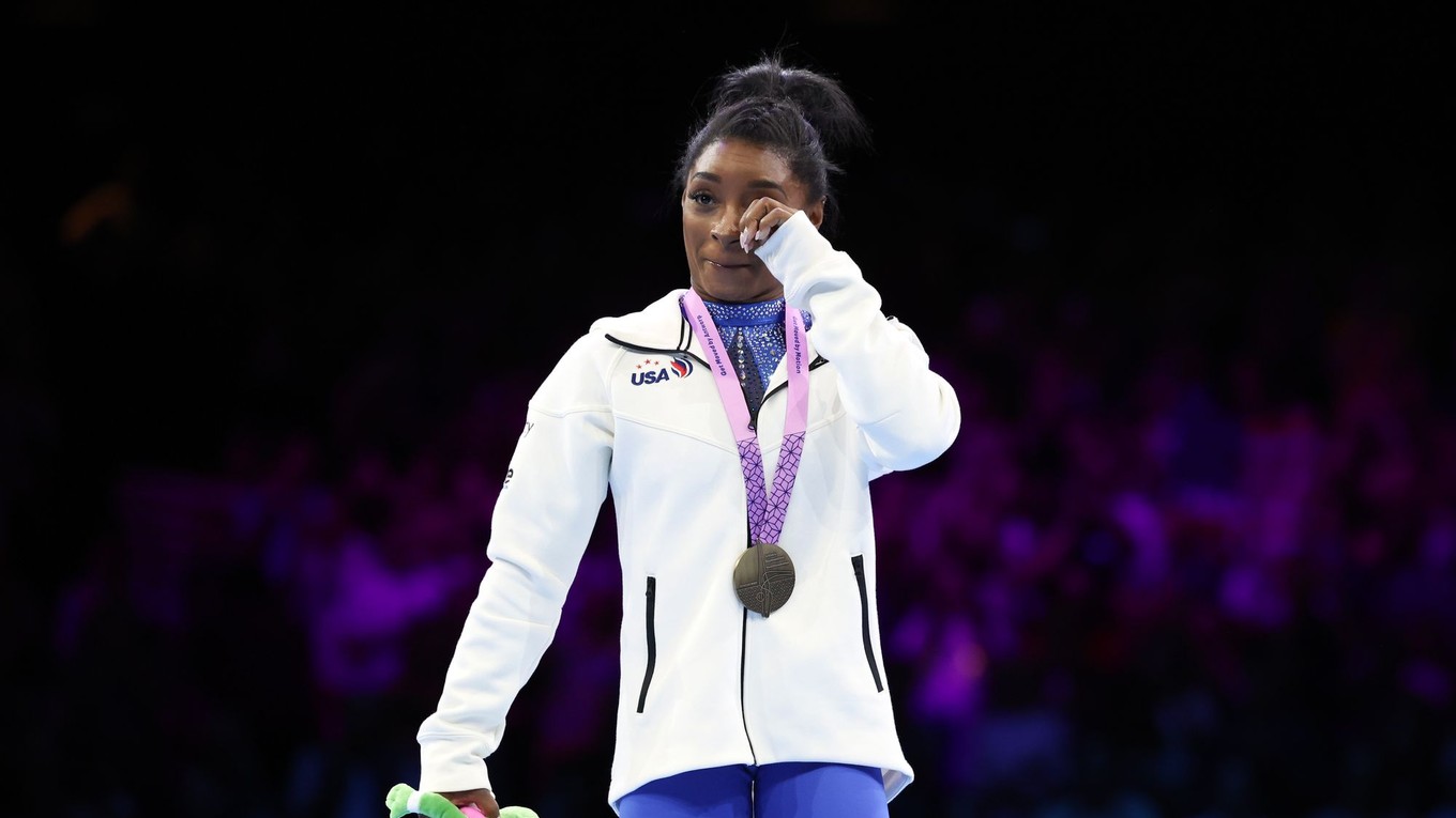 Simone Bilesová so zlatou medailou na MS v gymnastike 2023.