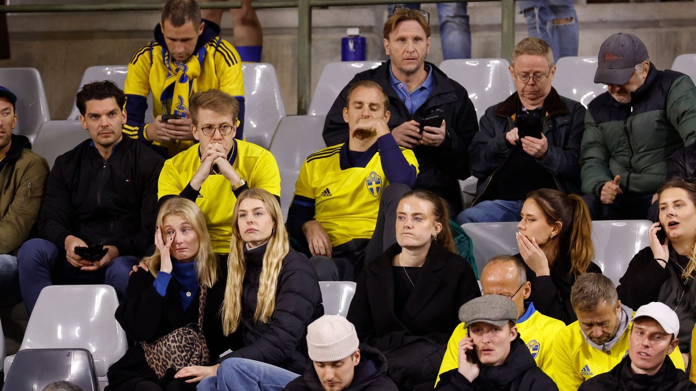 Švédski fanúšikovia reagujú po prerušení zápasu kvalifikácie EURO 2024 Belgicko - Švédsko