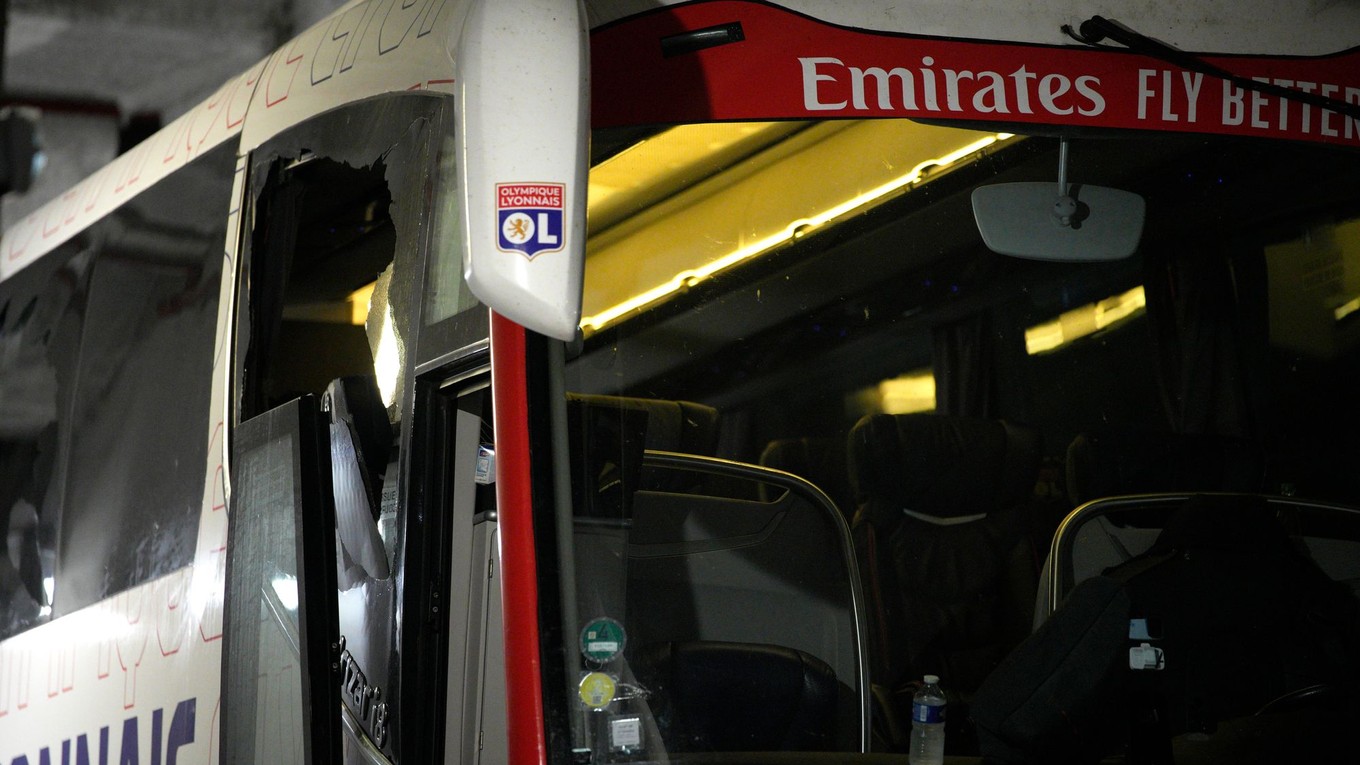 Na autobus futbalistov Lyonu zaútočili chuligáni v Marseille.