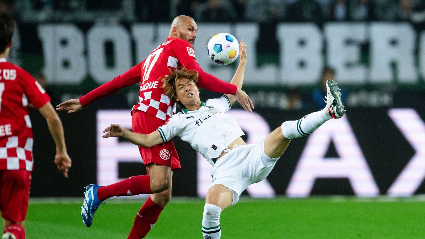 Ko Itakura (vpravo) a Ludovic Ajorque v zápase Borussia Mönchengladbach - 1. FSV Mainz 05.