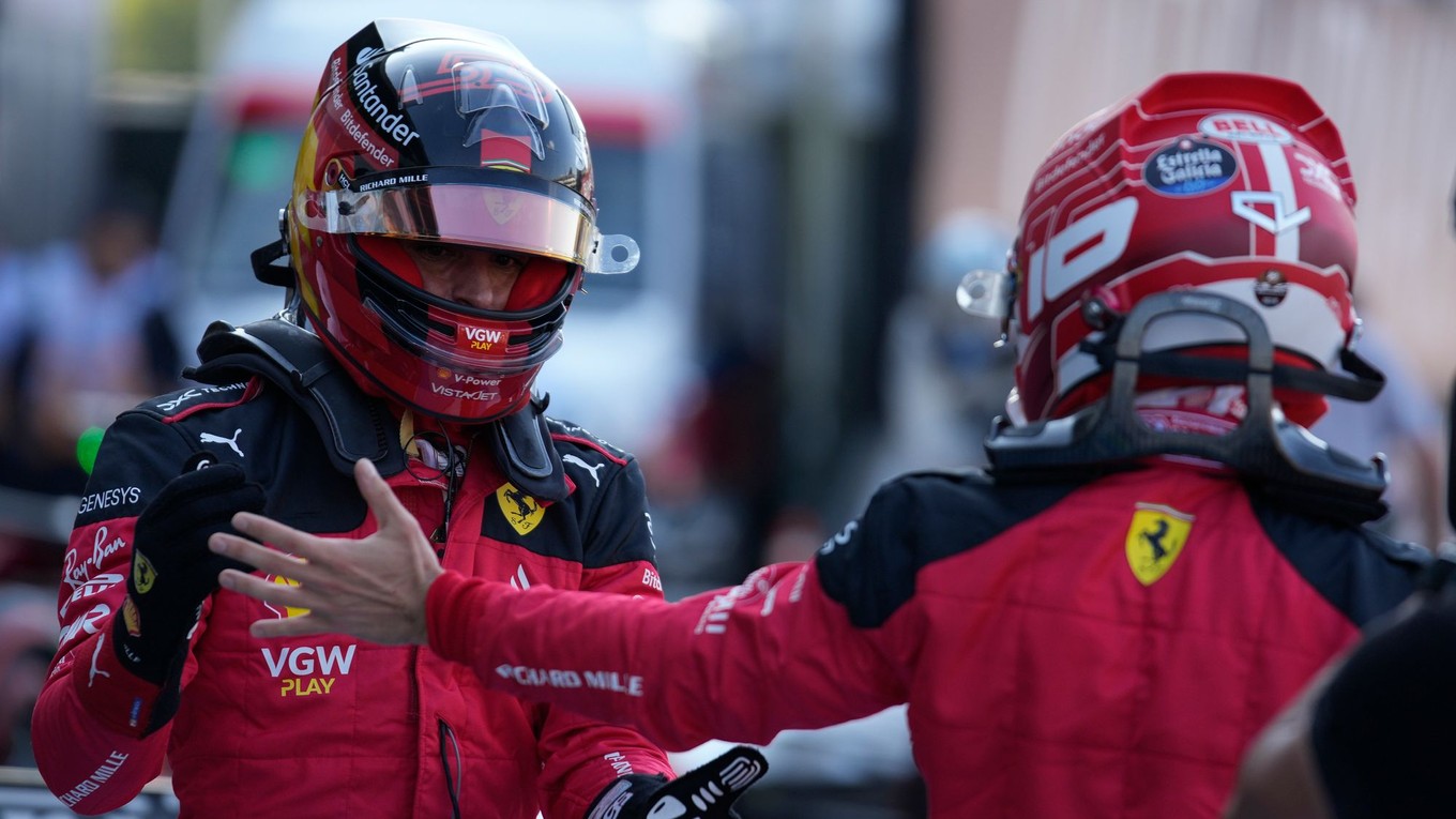 Jazdci tímu Ferrari, zľava Carlos Sainz a Charles Leclerc.
