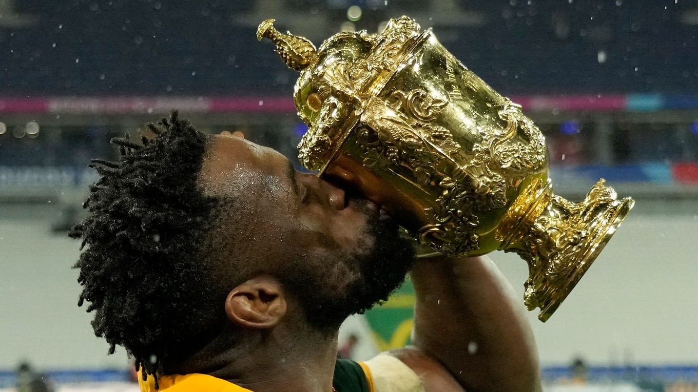 Kapitán Juhoafrickej republiky Siya Kolisi s trofejou pre víťaza MS v ragby 2023. 