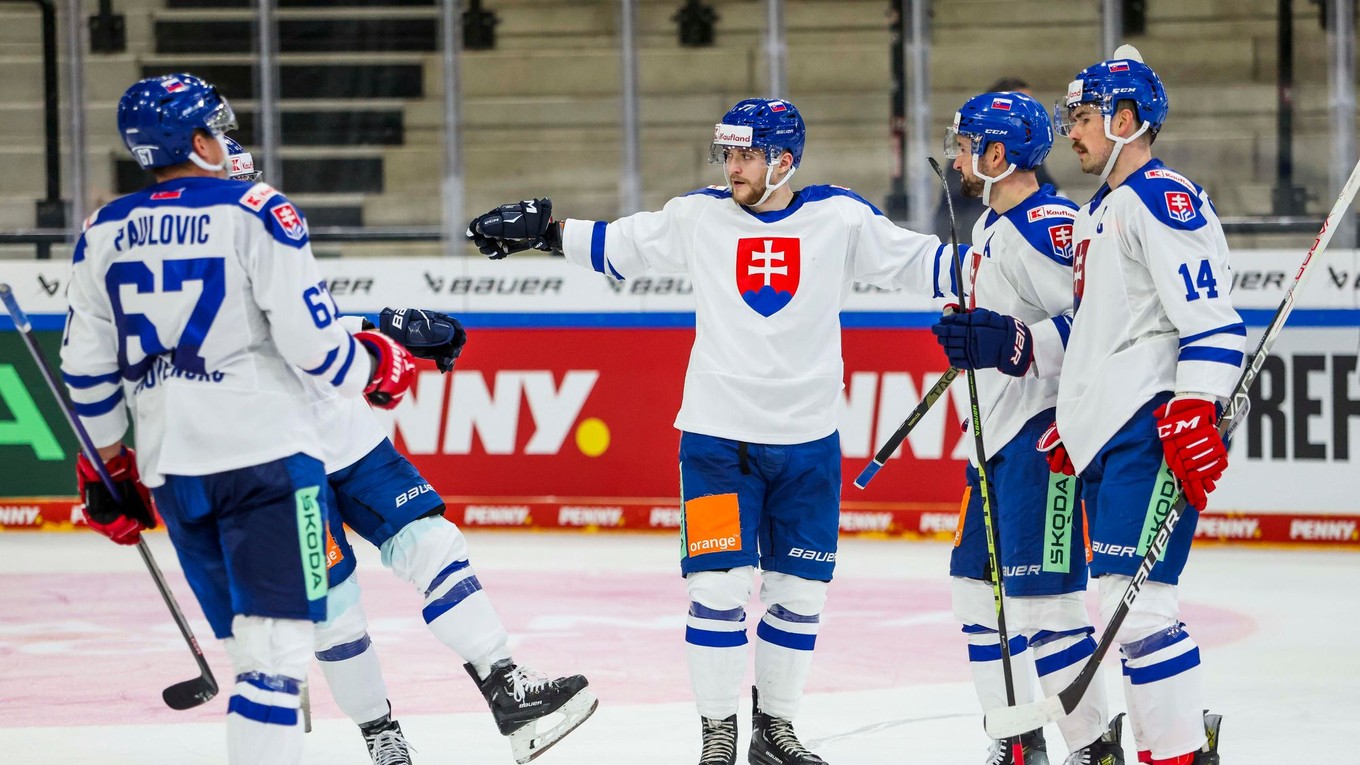 Slovenskí hokejisti sa tešia z gólu na Nemeckom pohári 2023.