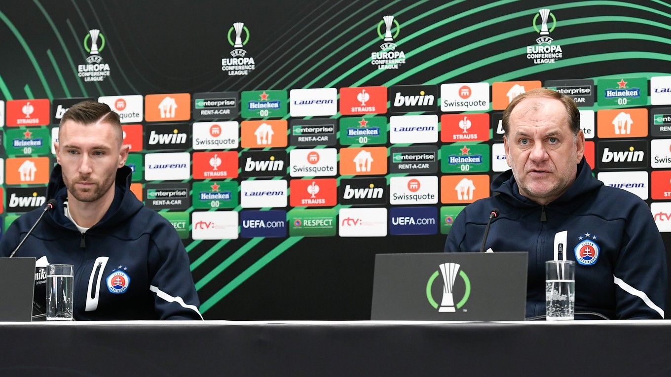 Tréner ŠK Slovan Vladimír Weiss a hráč Jaromír Zmrhal počas tlačovej konferencie.   
