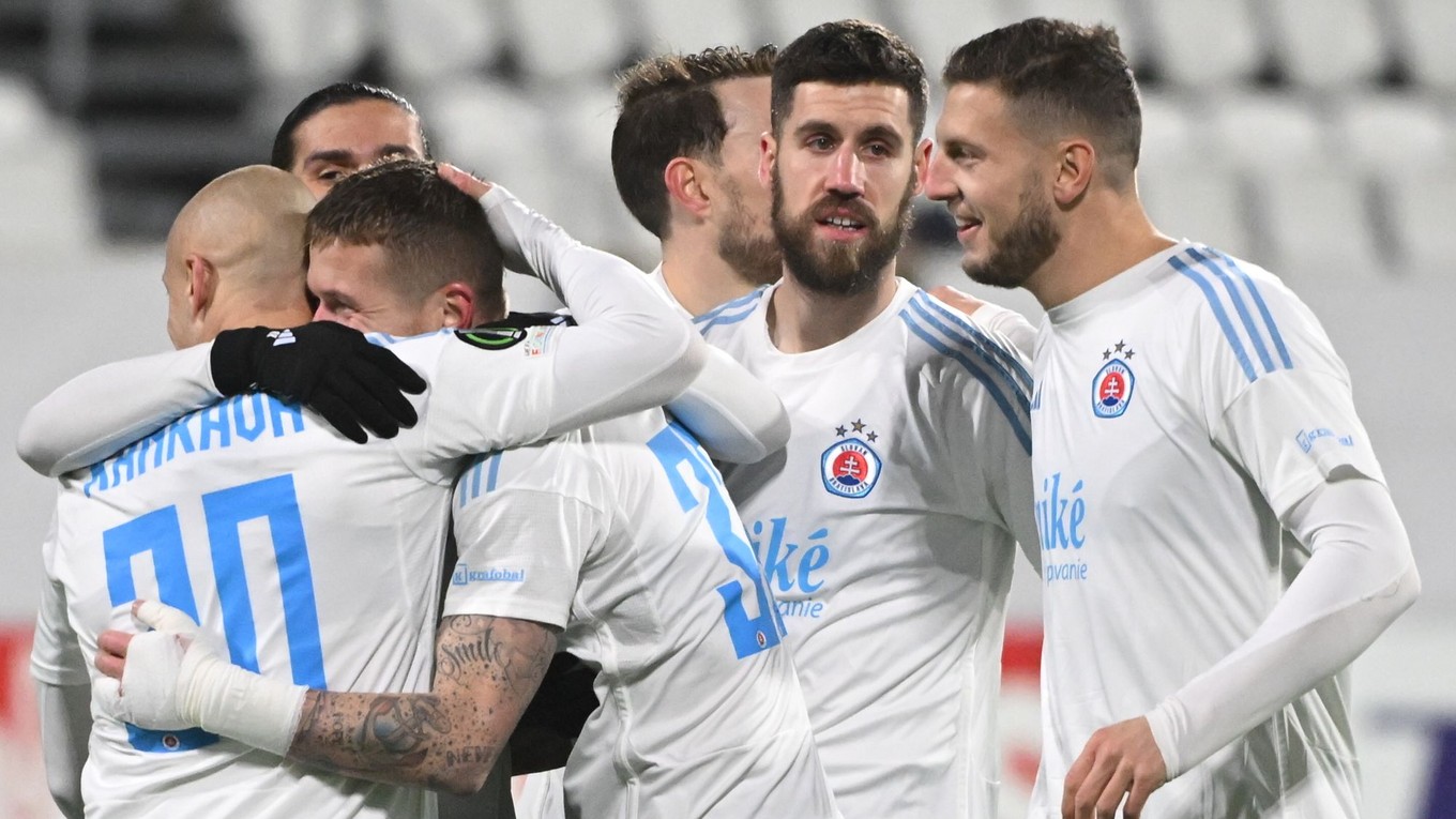 Juraj Kucka sa so spoluhráčmi teší po strelenom góle v zápase KÍ Klaksvík - ŠK Slovan Bratislava.