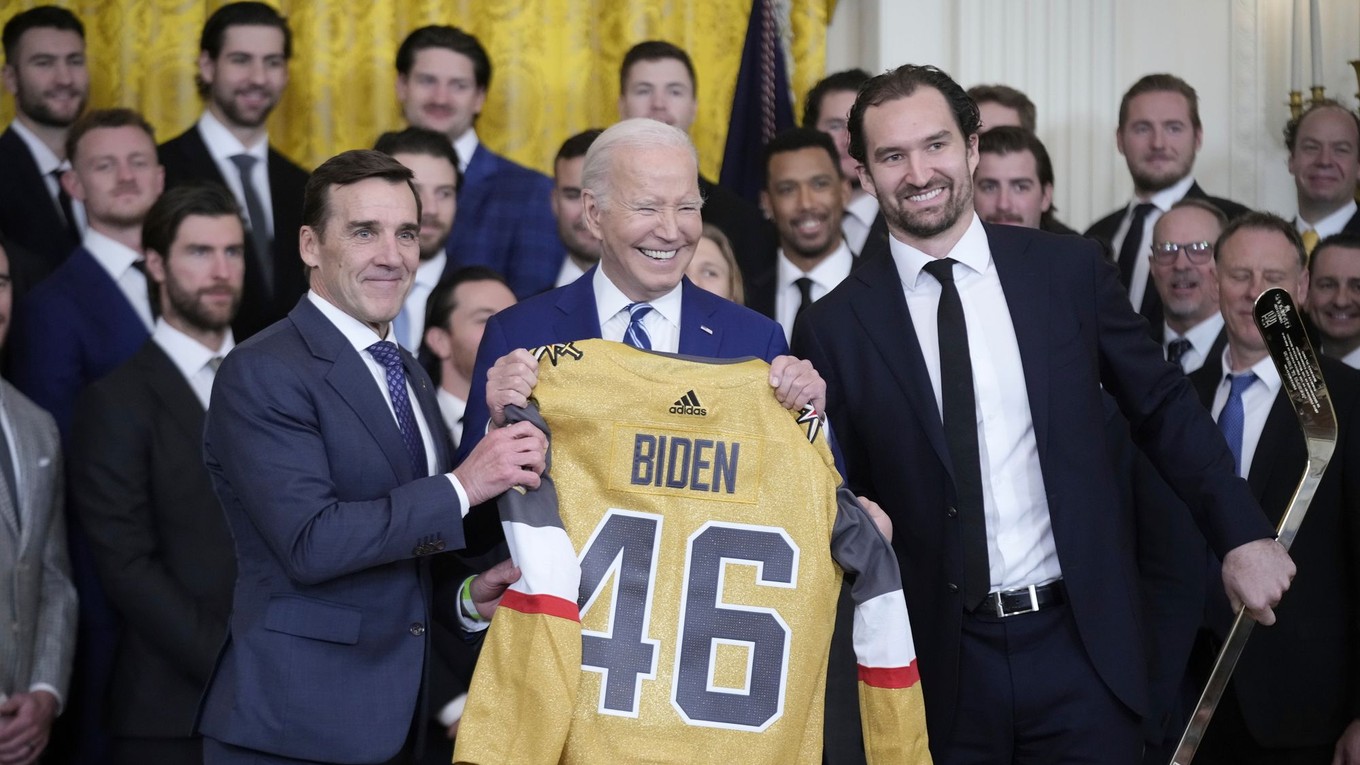 Joe Biden drží hokejový dres so svojím meno počas prijatia Vegas Golden Knights.