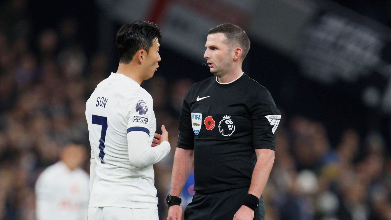 Son Heung-min a rozhodca Michael Oliver počas zápasu Tottenham - Chelsea