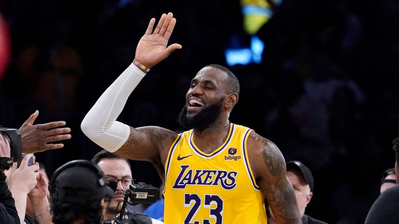 Hviezdny basketbalista LeBron James v drese Los Angeles Lakers.