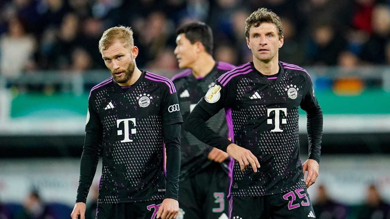 Sklamaní hráči Bayernu Mníchov po prehre s treťoligovým 1. FC Saarbrücken.