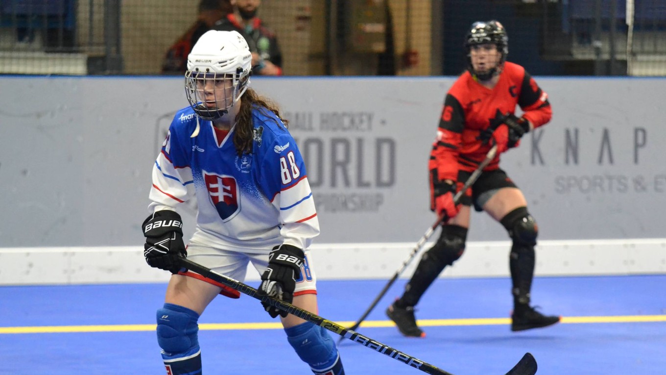 Nela Lopušanová počas zápasu na MS žien v hokejbale Kanada - Slovensko. 