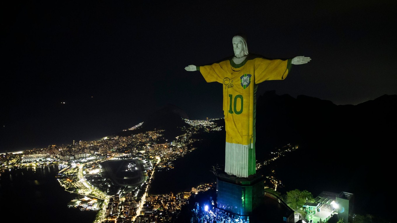 V Brazílii si uctili pamiatku trojnásobného majstra sveta vo futbale Pelého. 