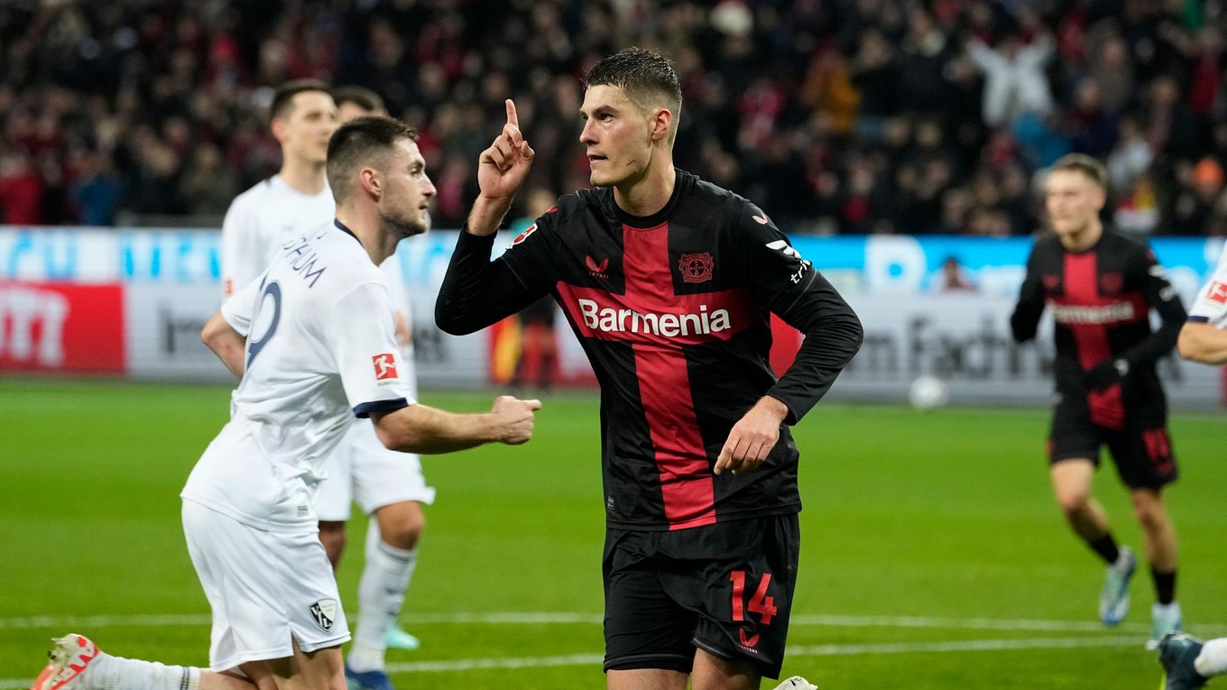 Patrik Schicksa teší po strelenom góle v zápase Bayer Leverkusen - VfL Bochum-