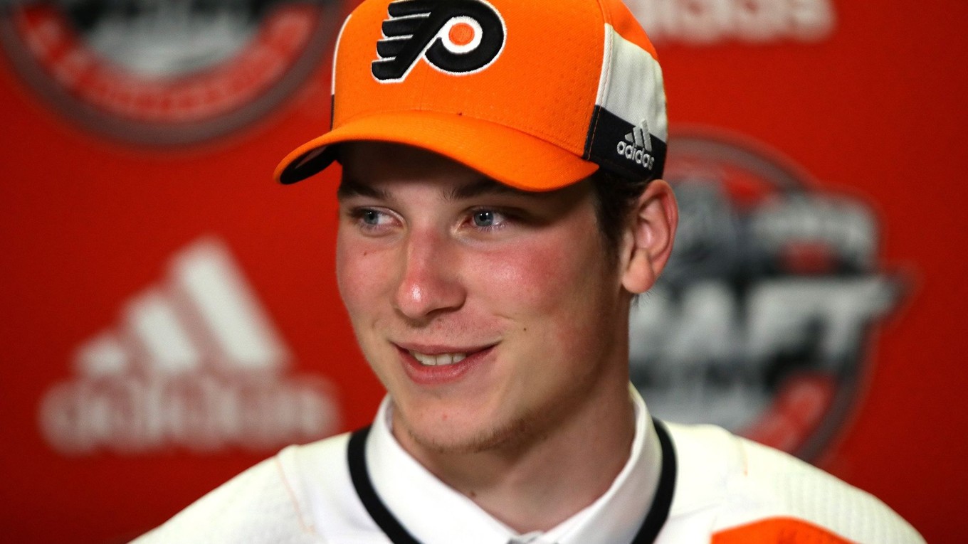 Nolan Patrick po drafte do Philadelphie Flyers.