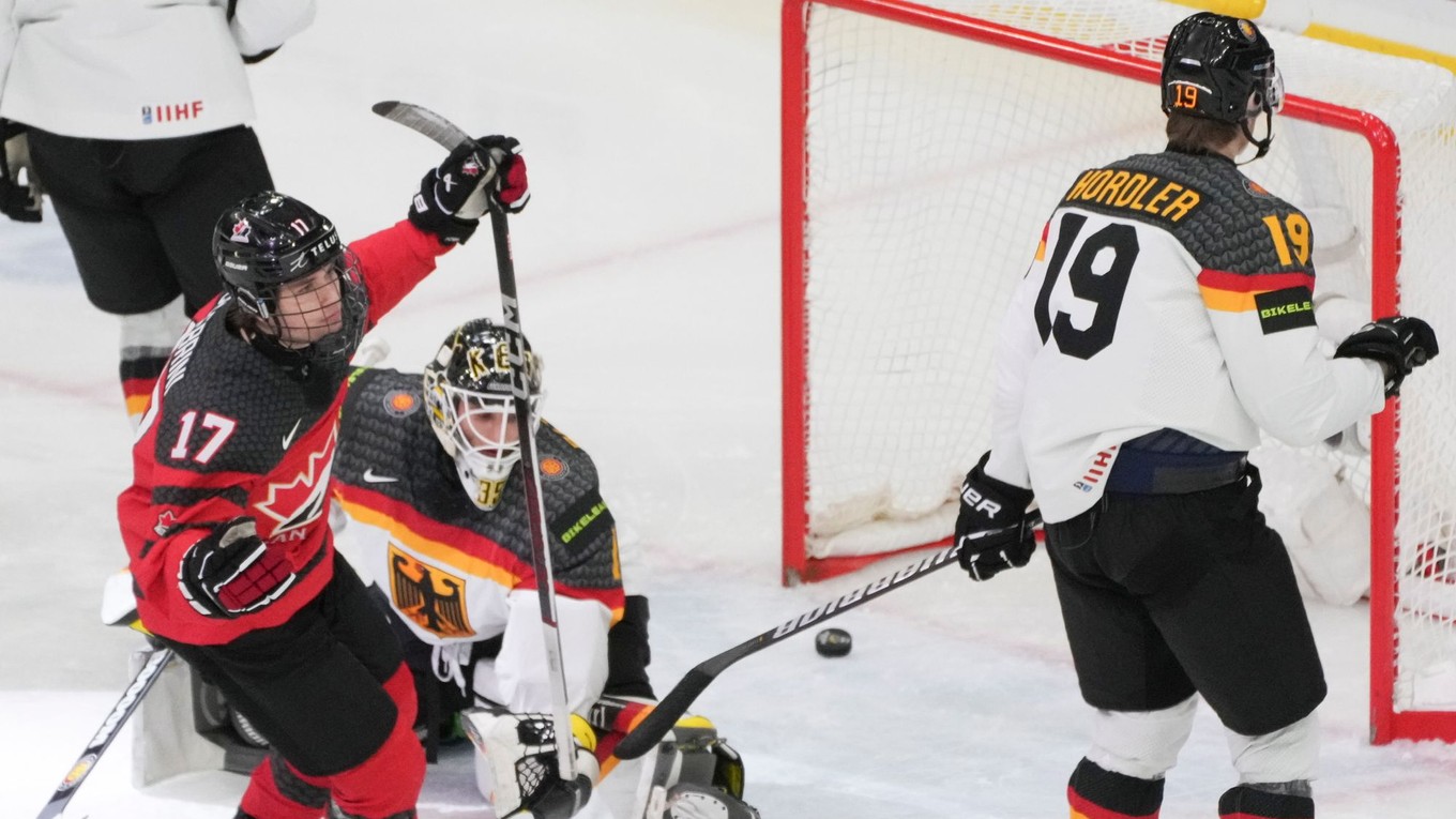 Kanadský útočník Macklin Celebrini skóruje proti Nemecku na MS v hokeji do 20 rokov. 